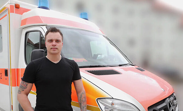 Andreas Drobeck vor Rettungswagen