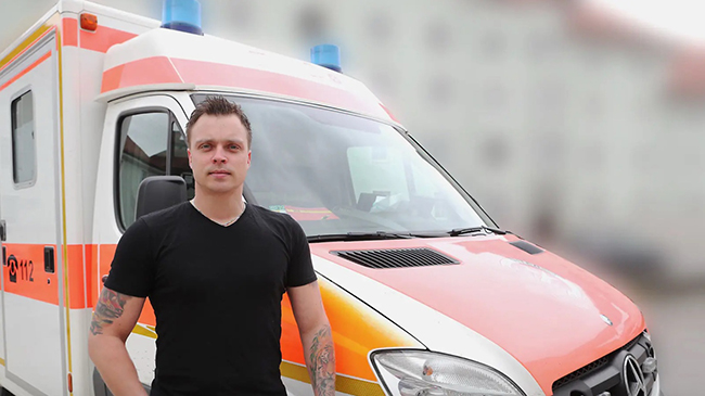 Andreas Drobeck vor Rettungswagen