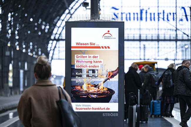 Risikokommunikation der Feuerwehr Frankfurt über Bildschirme