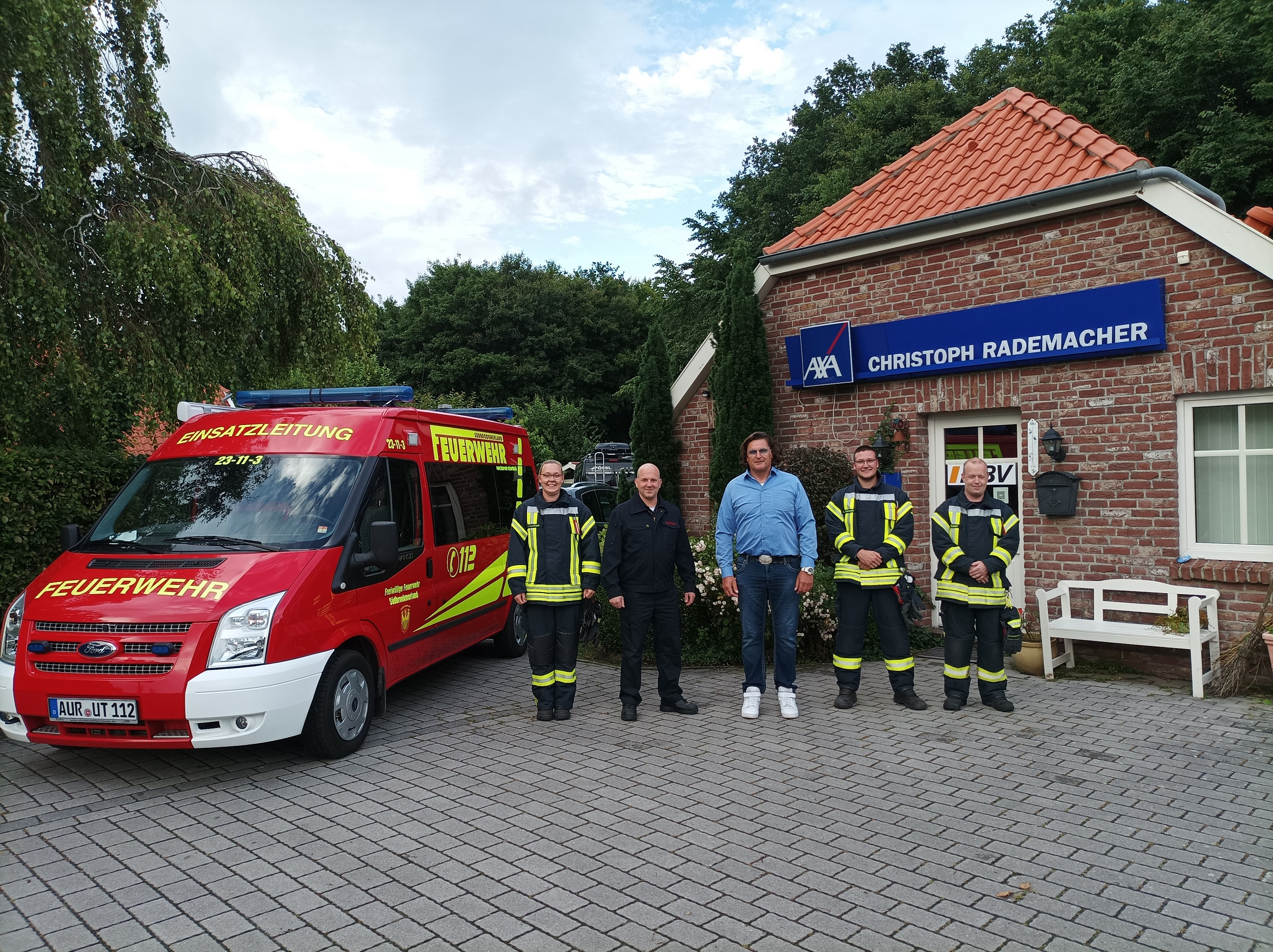 AXA-Versicherungsagentur aus Uthwerdum spendet 750 Euro an Ortsfeuerwehr Uthwerdum