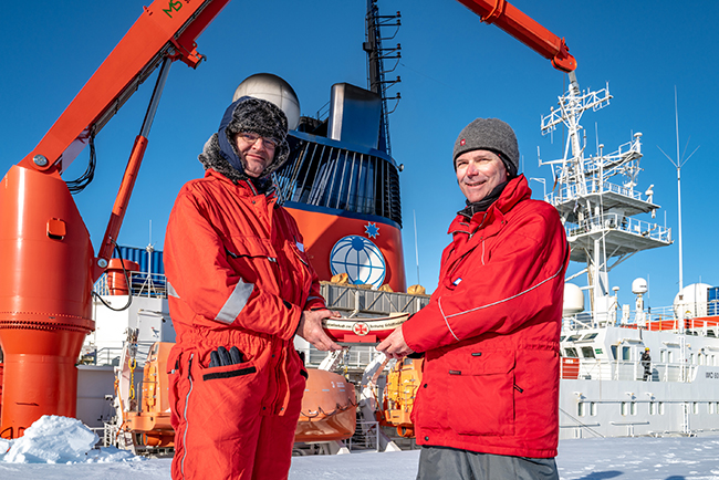 Liegeplatz in der Antarktis: Sammelschiffchen der Seenotretter auf der Neumayer-Station III