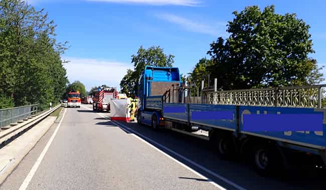 Schwerer Verkehrsunfall auf B16 im Regensburger Norden: PKW-Fahrer erliegt noch an der Unfallstelle seinen Verletzungen 1 2026 08 24 VU Regensburg B16