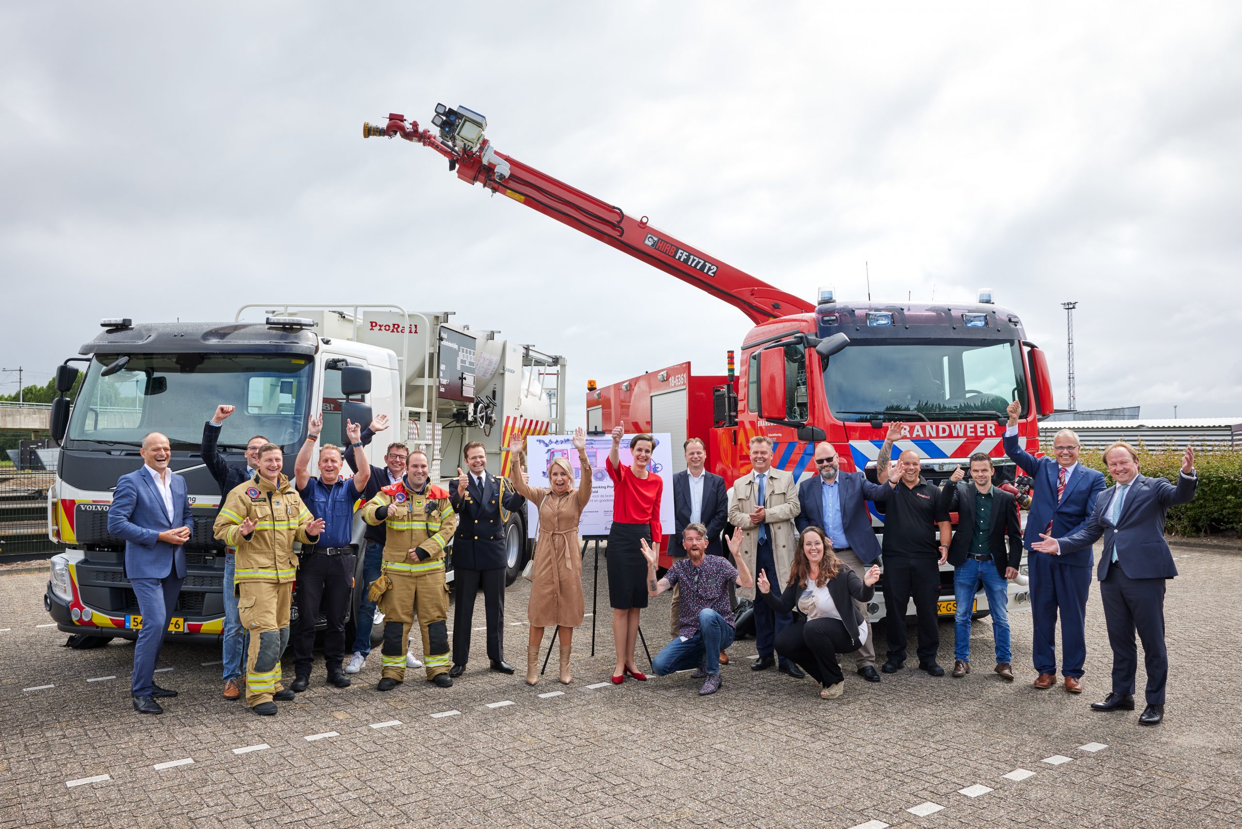 3 Sonderlöschfahrzeuge mit Löschgelenkarm für das Eisenbahngebiet Dordrecht