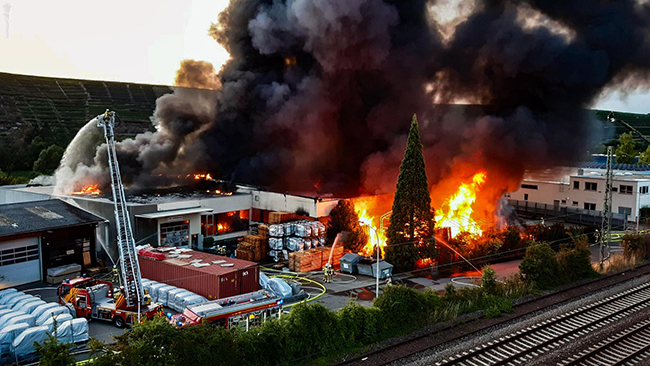 THW unterstützt Feuerwehr: Gebäudebrand in Lauffen am Neckar