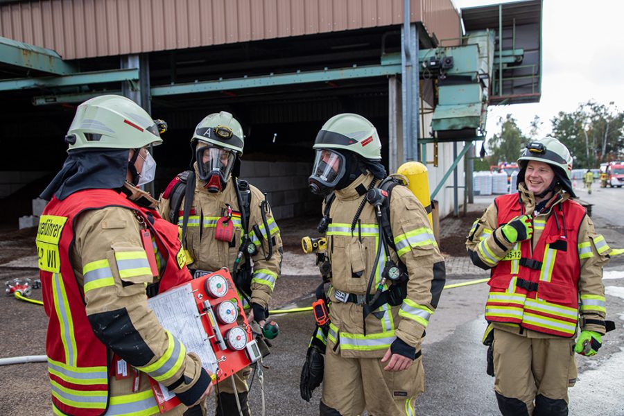 3 20221008 RFB Uebung Atemschutzgeraetetraeger gehen in den Einsatz 1000