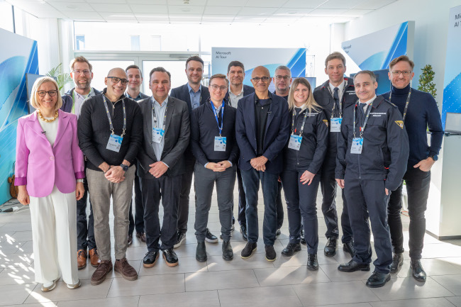 KI-Sprachbot unterstützt Münchner Leitstelle bei Krankentransporten 1 AI tour Muenchen Personen