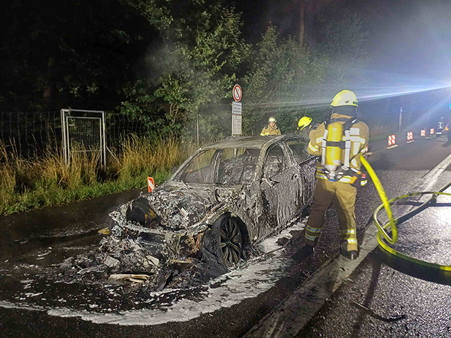 PKW-Brand auf der B6 – Plug-In-Hybrid gerät in Vollbrand