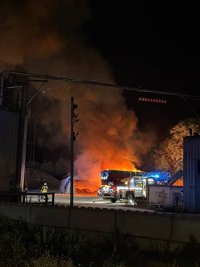 Traktor und Förderband bei Biogasanlage Regensburg in Vollbrand 1 Brand BiogasanlageRegensburg260827 1