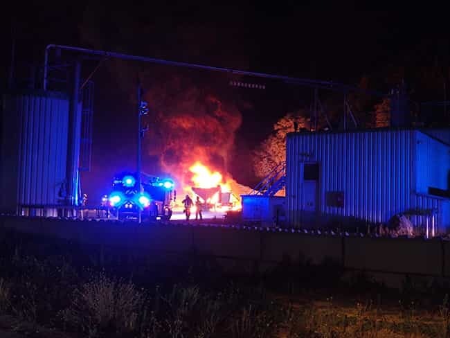 Traktor und Förderband bei Biogasanlage Regensburg in Vollbrand 2 Brand BiogasanlageRegensburg260827 3