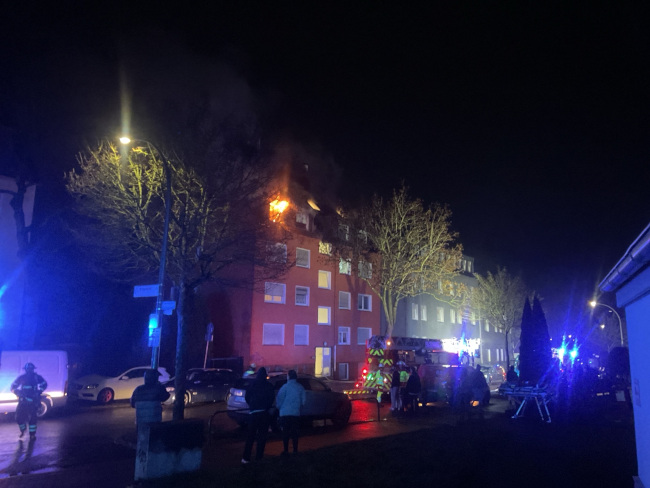 Wohnungsbrand in Huckarde: Flammen greifen auf Fassade und Dach über 2 Brand Dortmund Einsatzstelle