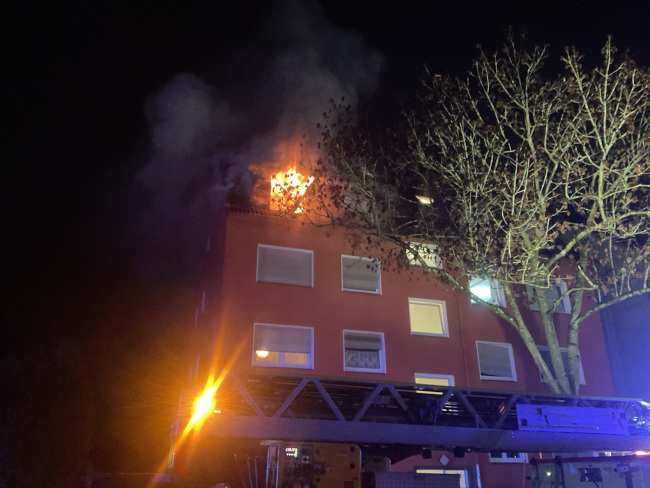 Wohnungsbrand in Huckarde: Flammen greifen auf Fassade und Dach über 1 Brand Dortmund Haus