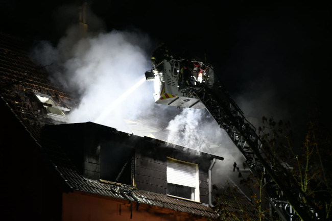 Wohnungsbrand in Huckarde: Flammen greifen auf Fassade und Dach über 4 Brand Dortmund
