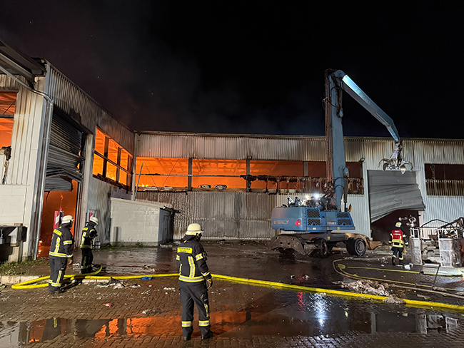 Brand auf Recyclinghof in Hambühren 4 Brand auf Recyclinghof Hambühren