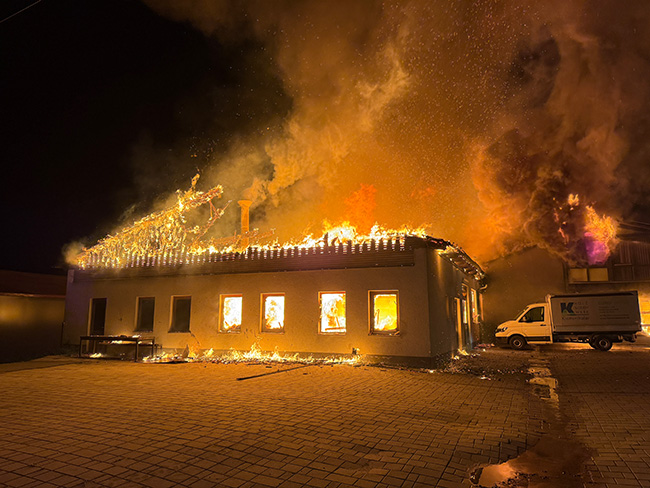 Vollbrand in holzverarbeitenden Unternehmen zerstört gesamte Produktionsstätte