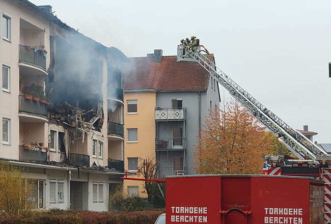Explosion in Wohnhaus Regensburg zieht massives Brandgeschehen nach sich 2 Brand Regensburg Reiner Strasse 001s