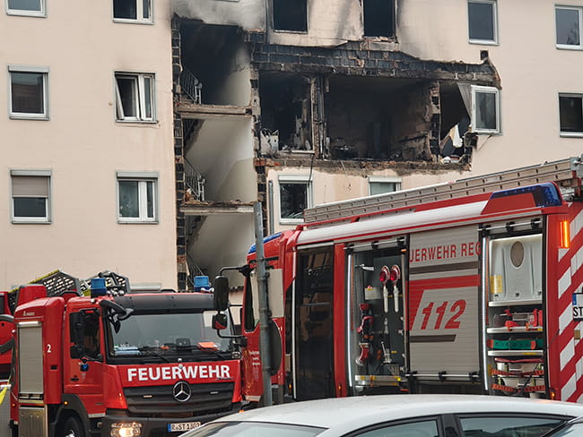 Explosion in Wohnhaus Regensburg zieht massives Brandgeschehen nach sich 3 Brand Regensburg Reiner Strasse 002s