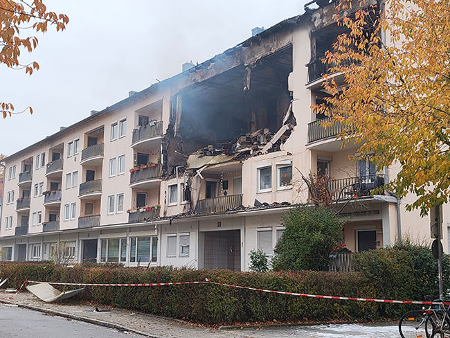 Explosion in Wohnhaus Regensburg zieht massives Brandgeschehen nach sich 1 Brand Regensburg Reiner Strasse 003s