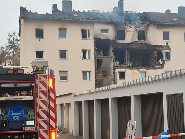 Explosion in Wohnhaus Regensburg zieht massives Brandgeschehen nach sich 4 Brand Regensburg Reiner Strasse 005s