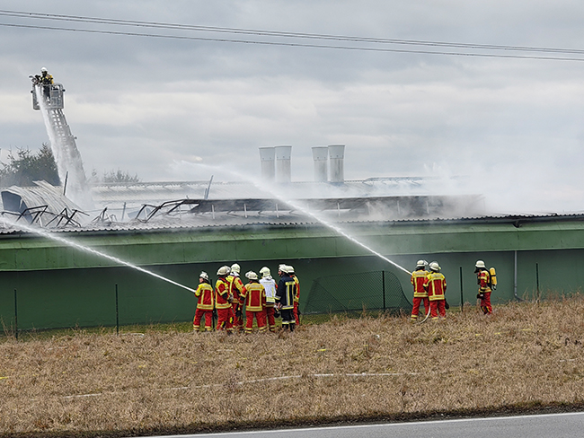 Pfatter im Landkreis Regensburg: Vollbrand landwirtschaftliches Gebäude