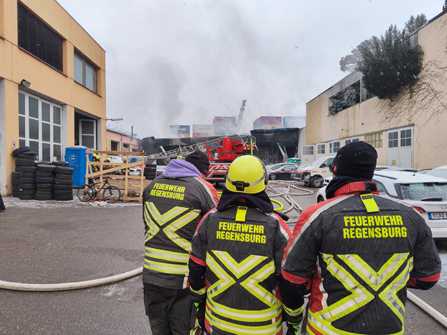 Großbrand Lagerhalle Regensburg – 130 Kräfte von Berufsfeuerwehr und 10 Freiwilligen Feuerwehren vor Ort