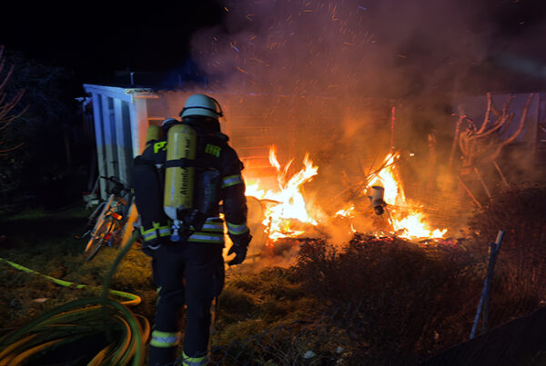 Feuer in Kleingartenkolonie 12 Einsatzkraft im Angriff