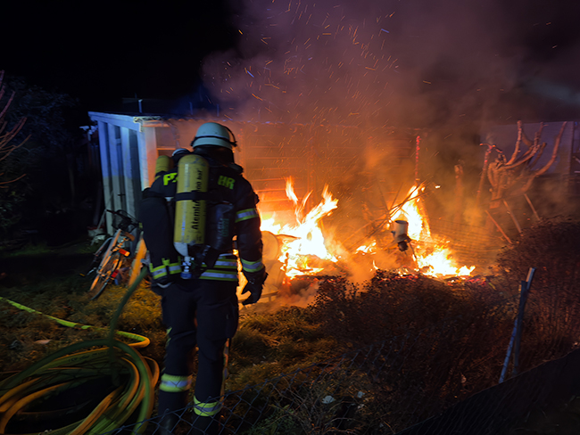 Feuer in Kleingartenkolonie 1 Einsatzkraft im Angriff