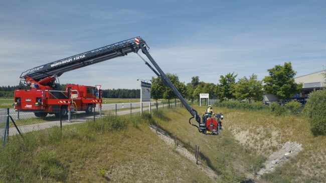 Bronto Skylift - Rekordzahl von Leichtbau-Hebebühnen für Europa 3 Bronto Skylift F32TLK Arbeiten in der Boeschung