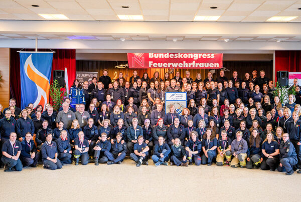 Bundeskongress des Netzwerks Feuerwehrfrauen 2 Bundeskongress Feuerwehrfrauen Gruppenbild