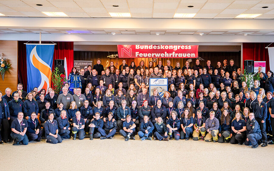 Bundeskongress des Netzwerks Feuerwehrfrauen 1 Bundeskongress Feuerwehrfrauen Gruppenbild