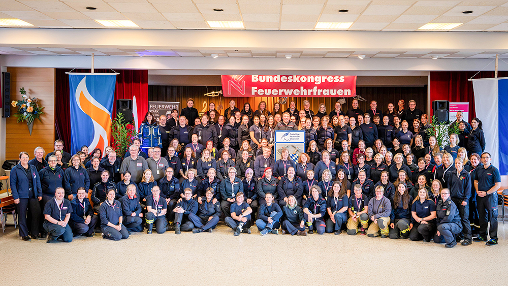Bundeskongress des Netzwerks Feuerwehrfrauen 1 Bundeskongress Feuerwehrfrauen Gruppenbild