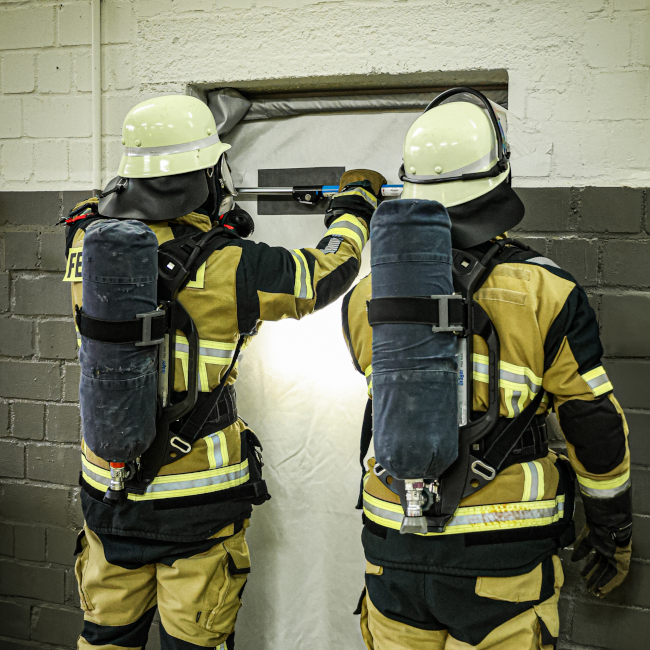 Dönges präsentiert den Rauchschutzvorhang „Smoke Defender“ 1 Doenges Rauchschutzvorhang montiert
