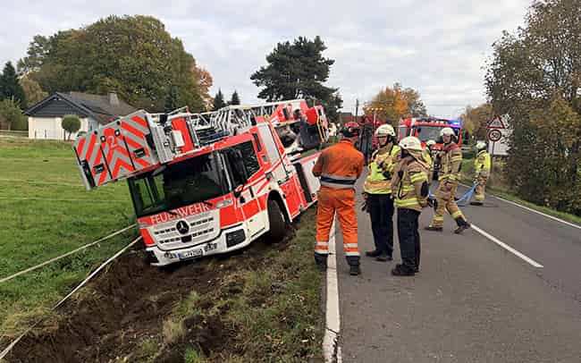 Drehleiter der Feuerwehr Bergisch Gladbach bei Einsatzfahrt verunglückt 1 Drehleiter verunglueckt 261030 s