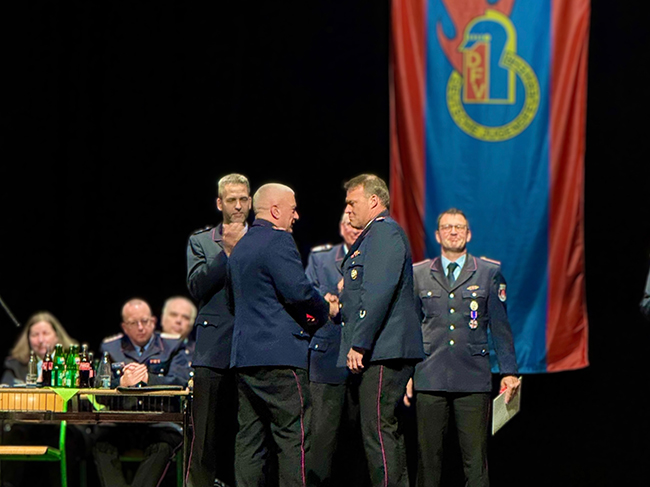 Feuerwehr Algermissen - Deutsches Feuerwehr-Ehrenkreuz für Ortsbrandmeister Florian Beitzen 1 Ortsbrandmeister Florian Beitzen erhält das Deutsche Feuerwehr-Ehrenkreuz in Silber. Bild: Feuerwehr Algermissen