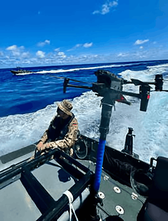 Wasserrettung im Wandel - Drohnen verändern den Einsatzalltag 6 DROHNENBEREITSTELLUNG AUF EINEM RHIBDER DEUTSCHEN MARINE WÄHREND DES
INDO-PACIFIC DEPLOYMENTS – STARTPLATTFORM
IM MARITIMEN EINSATZBETRIEB.