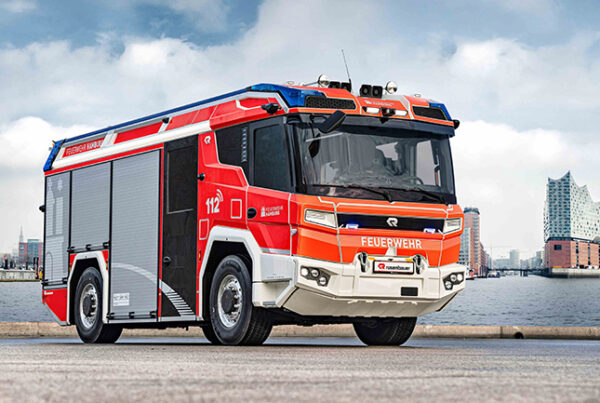 Neue e-Fahrzeuge für Feuerwehr Hamburg - eHLF20 durch Rosenbauer mit spezieller Sonderausstattung realisiert 7 Feuerwehr Hamburg eHLF rechts s