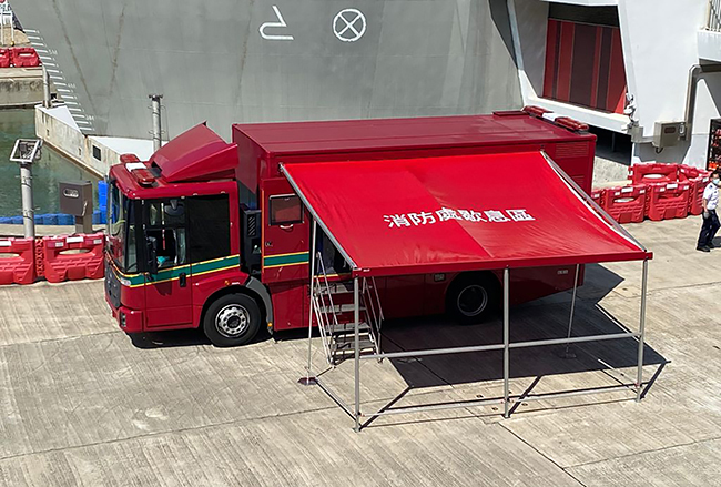 Der Text in landesüblichen Schriftzeichen weist auf den Fokus des Fahrzeugs hin: Rastplatz der Feuerwehr