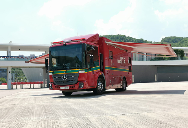 Sieht aus wie ein Firetruck mit Flügeln - der Kühltruck bezieht Stellung.