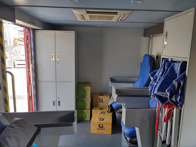 Die Ausrüstung des geschulten Rettungspersonal im Work-Rest 15 der Feuerwehr Hongkong.