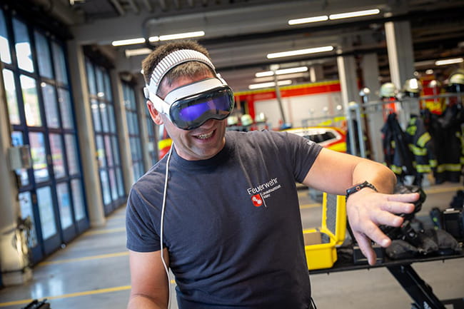 Feuerwehr Mainz testet Filmtechnik der Zukunft 2 Ein Mitarbeiter der Berufsfeuerwehr Mainz erlebt immersive Videoaufnahmen mit der Apple Vision Pro - Foto: Feuerwehr Mainz