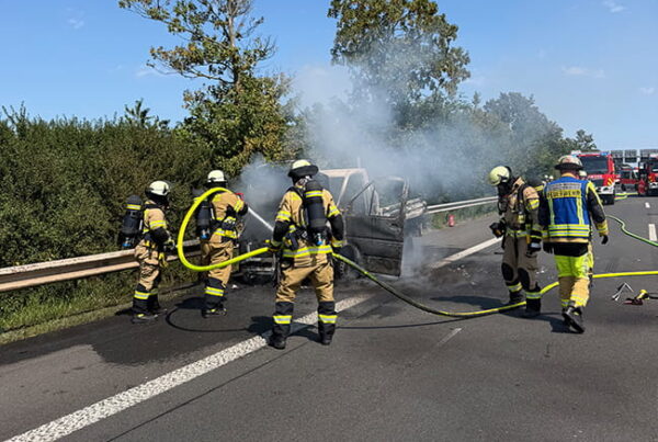 A52: Pkw-Brand und schwere Absperrungsverstöße in Meerbusch 2 Feuerwehr Meerbusch Einsatz A52 260714 001s