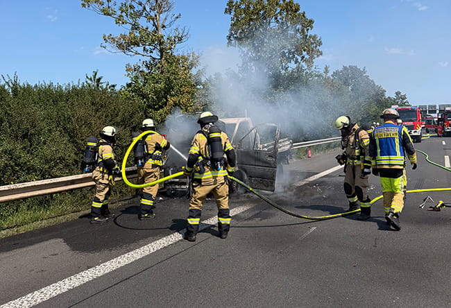 A52: Pkw-Brand und schwere Absperrungsverstöße in Meerbusch 1 Feuerwehr Meerbusch Einsatz A52 260714 001s