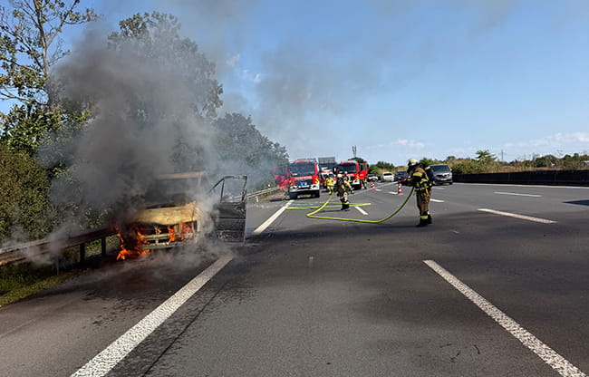 A52: Pkw-Brand und schwere Absperrungsverstöße in Meerbusch 2 Feuerwehr Meerbusch Einsatz A52 260714 002s
