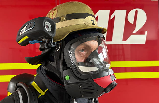 Am Helm der Einsatzkraft befindet sich die Wärmebildkamera. Bild: Feuerwehr München