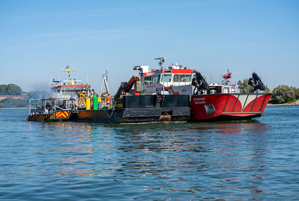 200 Einsatzkräfte proben Ernstfall auf Rhein 4 Schiff auf Rhein bei Großübung