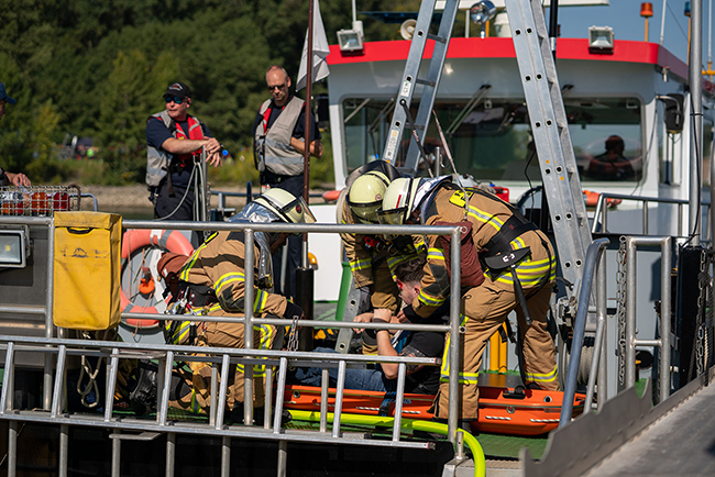 Einsatzkräfte auf Schiff bei Größübung Rhein