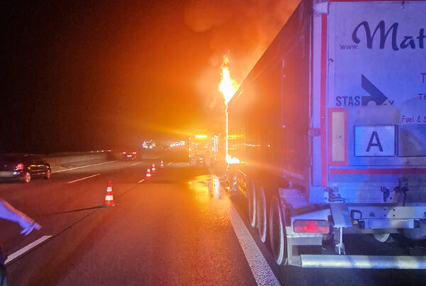 Feuerwehr Neuss im spontanen Einsatz - Eintreffen