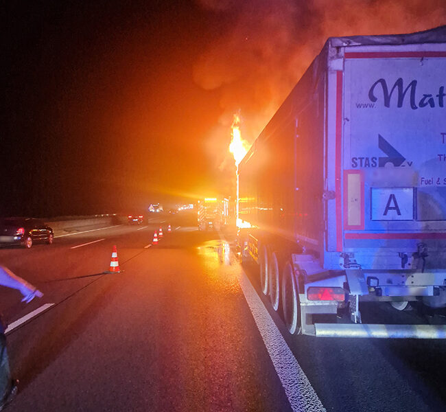 Feuerwehr Neuss löscht in überörtlicher Hilfe Lkw-Brand auf der A2 1 Feuerwehr Neuss im spontanen Einsatz - Eintreffen