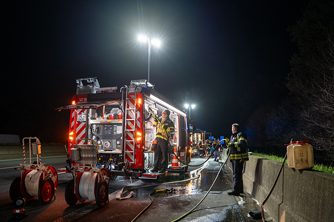 Einsatzstelle Lkw-Brand auf der A2 bei überörtlicher Hilfe Feuerwehr Neuss