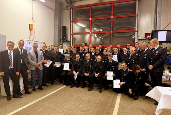 Fusionsversammlung der Feuerwehren Sachsenhagen und Auhagen-Düdinghausen 13 Die mit der Bandschnalle der Samtgemeinde Sachsenhagen geehrten Kameraden