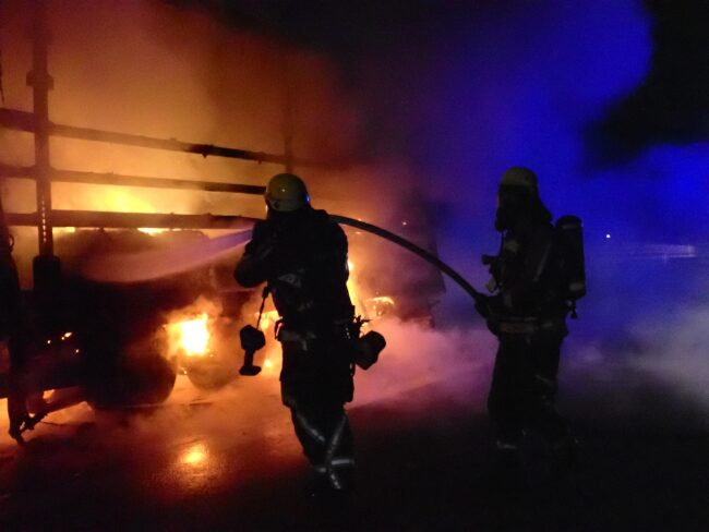 Feuerwehrler loeschen brennenden LKW Auflieger LKW Brand A93 Regensburg